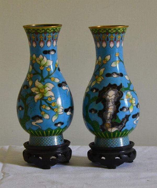 Coppia di vasetti, arte orientale sec.XX, in metallo closonne'&nbsp;&nbsp;&nbsp;&nbsp;&nbsp;&nbsp;&nbsp;&nbsp;&nbsp;&nbsp;&nbsp;&nbsp;