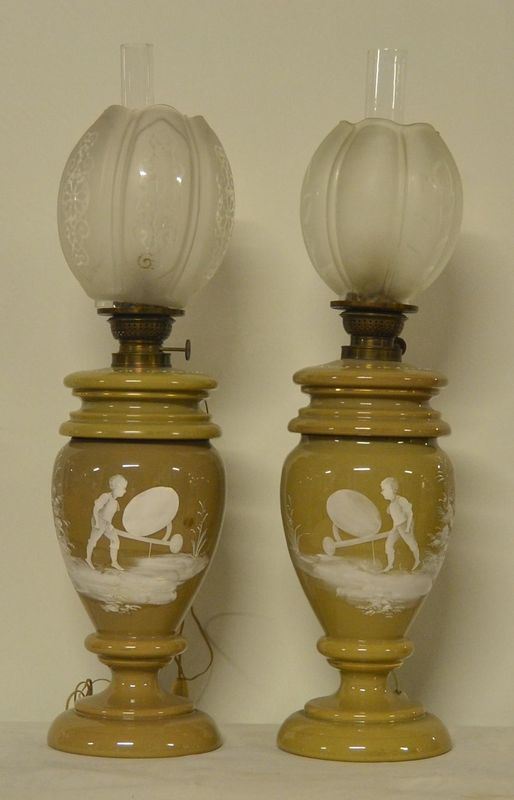 Coppia di lumi a petrolio, sec. XIX, in opalina&nbsp;&nbsp;&nbsp;&nbsp;&nbsp;&nbsp;&nbsp;&nbsp;&nbsp;&nbsp;&nbsp;&nbsp;&nbsp;&nbsp;&nbsp;&nbsp;&nbsp;&nbsp;&nbsp;&nbsp;&nbsp;&nbsp;&nbsp;  - Asta ANTIQUARIATO, COLLEZIONISMO, GIOIELLI - Poggio Bracciolini Casa d'Aste