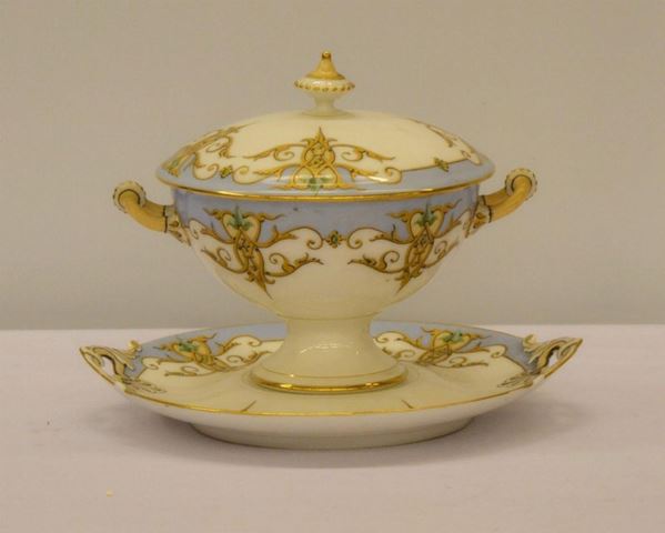 Salsiera con piattino, sec. XX, in ceramica Ginori,&nbsp;&nbsp;&nbsp;&nbsp;&nbsp;&nbsp;&nbsp;&nbsp;&nbsp;&nbsp;&nbsp;&nbsp;&nbsp;&nbsp;&nbsp;&nbsp;&nbsp;&nbsp;&nbsp;&nbsp;&nbsp;&nbsp;&nbsp;