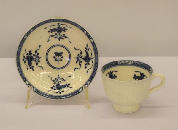 Tazzina con piattino, sec. XIX, in porcellana di Meissen&nbsp;&nbsp;&nbsp;&nbsp;&nbsp;&nbsp;&nbsp;&nbsp;&nbsp;&nbsp;&nbsp;&nbsp;&nbsp;&nbsp;&nbsp;&nbsp;&nbsp;&nbsp;