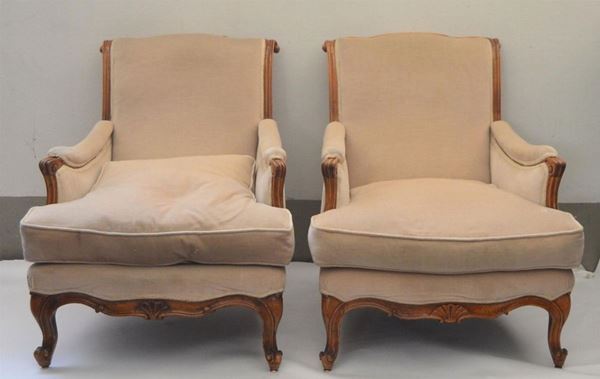 Quattro poltrone, sec. XX, fusto in noce sagomato  - Asta ANTIQUARIATO, COLLEZIONISMO, GIOIELLI - Poggio Bracciolini Casa d'Aste