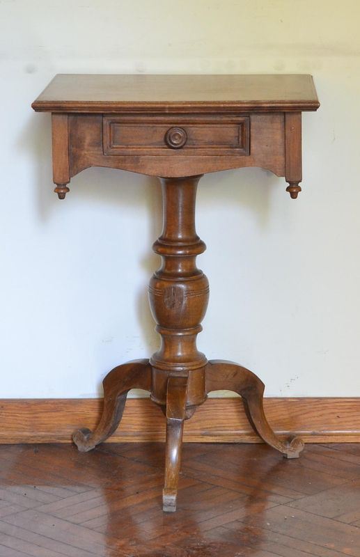 Tavolino, inizi sec. XX, in noce,  - Asta ANTIQUARIATO, COLLEZIONISMO, GIOIELLI - Poggio Bracciolini Casa d'Aste