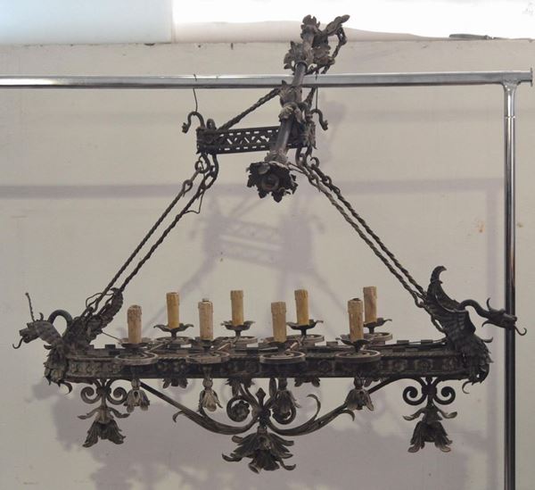 Lampadario, in stile rinascimento, in ferro battuto lavorato&nbsp;&nbsp;&nbsp;&nbsp;&nbsp;&nbsp;&nbsp;&nbsp;&nbsp;&nbsp;&nbsp;&nbsp;&nbsp;&nbsp;