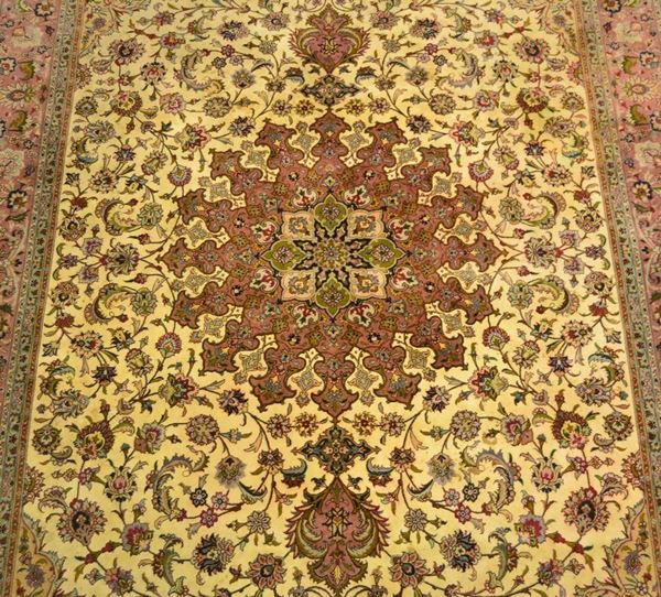 Tappeto tabriz, sec. XX, fondo rosso e beige a
