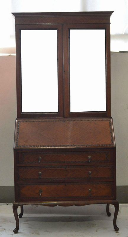 Vetrina, Inghilterra, inizi sec. XX, in mogano a due corpi,&nbsp;&nbsp;&nbsp;&nbsp;&nbsp;&nbsp;&nbsp;&nbsp;&nbsp;&nbsp;&nbsp;&nbsp;&nbsp;&nbsp;&nbsp;