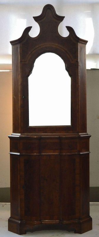 Angoliera, in stile '700, in noce a due corpi,&nbsp;&nbsp;&nbsp;&nbsp;&nbsp;&nbsp;&nbsp;&nbsp;&nbsp;&nbsp;&nbsp;&nbsp;&nbsp;&nbsp;&nbsp;&nbsp;&nbsp;&nbsp;&nbsp;&nbsp;&nbsp;&nbsp;&nbsp;&nbsp;&nbsp;&nbsp;&nbsp;&nbsp;&nbsp;  - Asta ANTIQUARIATO, COLLEZIONISMO, GIOIELLI - Poggio Bracciolini Casa d'Aste