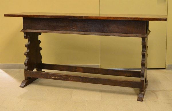 Tavolo, in stile '700, in noce, gambe a vaso