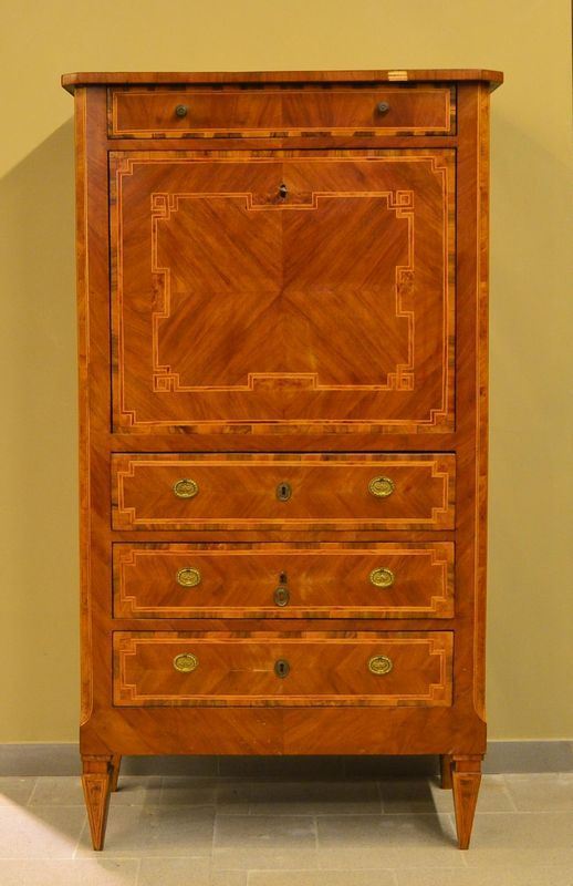 Secretaire, inizi sec. XX, in noce intarsiato,quattro cassetti,