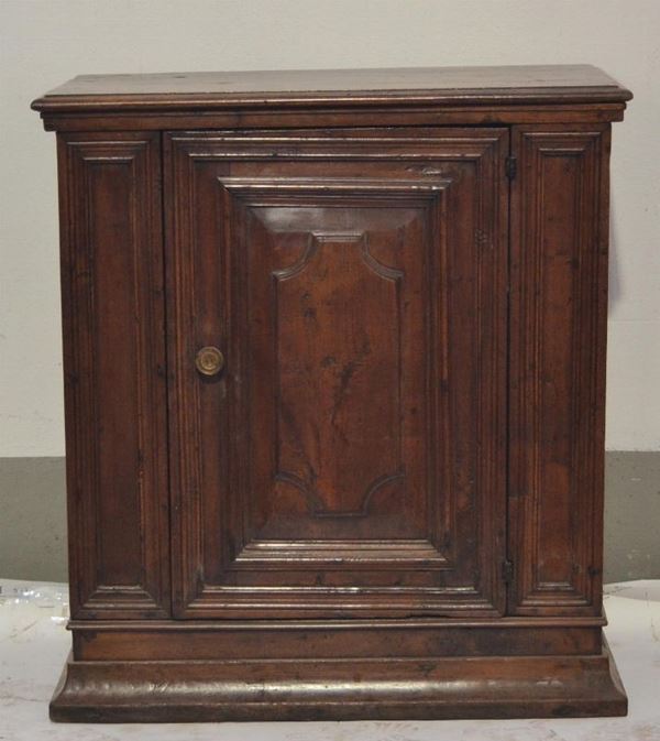 Credenzino, in stile '700, in noce sformellato,&nbsp;&nbsp;&nbsp;&nbsp;&nbsp;&nbsp;&nbsp;&nbsp;&nbsp;&nbsp;&nbsp;&nbsp;&nbsp;&nbsp;&nbsp;&nbsp;&nbsp;&nbsp;&nbsp;&nbsp;&nbsp;&nbsp;&nbsp;&nbsp;&nbsp;&nbsp;&nbsp;  - Asta ANTIQUARIATO, COLLEZIONISMO, GIOIELLI - Poggio Bracciolini Casa d'Aste