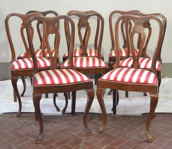 Otto sedie, in stile '700, in noce, con spalliere e&nbsp;&nbsp;&nbsp;&nbsp;&nbsp;&nbsp;&nbsp;&nbsp;&nbsp;&nbsp;&nbsp;&nbsp;&nbsp;&nbsp;&nbsp;&nbsp;&nbsp;&nbsp;&nbsp;&nbsp;&nbsp;&nbsp;&nbsp;