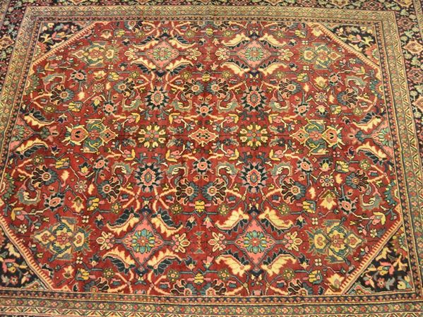 Tappeto persiano, sec. XX, fondo rosso  - Asta ANTIQUARIATO, COLLEZIONISMO, GIOIELLI - Poggio Bracciolini Casa d'Aste