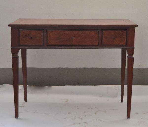 Tavolo scrittoio, in stile '700, in noce filettato,