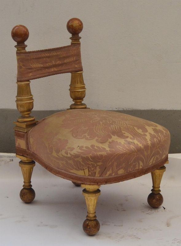 Piccola poltroncina, sec. XX, in legno laccato&nbsp;&nbsp;&nbsp;&nbsp;&nbsp;&nbsp;&nbsp;&nbsp;&nbsp;&nbsp;&nbsp;&nbsp;&nbsp;&nbsp;&nbsp;&nbsp;&nbsp;&nbsp;&nbsp;&nbsp;&nbsp;&nbsp;&nbsp;&nbsp;&nbsp;&nbsp;&nbsp;&nbsp;