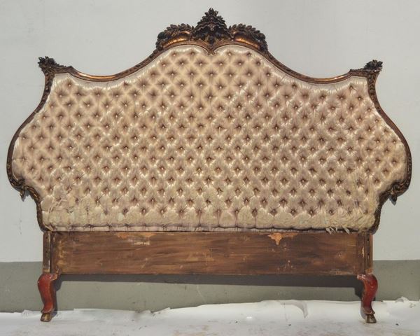 Letto matrimoniale, inizi sec. XX, in legno laccato, testata imbottita,