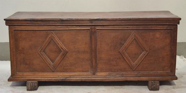 Cassapanca, Italia settentrionale, sec. XIX, in noce&nbsp;&nbsp;&nbsp;&nbsp;&nbsp;&nbsp;&nbsp;&nbsp;&nbsp;&nbsp;&nbsp;&nbsp;&nbsp;&nbsp;&nbsp;&nbsp;&nbsp;&nbsp;&nbsp;&nbsp;&nbsp;&nbsp;  - Asta ANTIQUARIATO, COLLEZIONISMO, GIOIELLI - Poggio Bracciolini Casa d'Aste