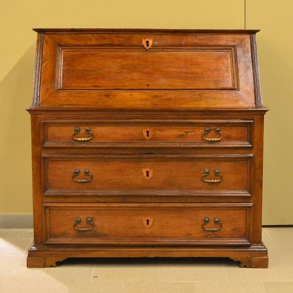 Cassettone, sec. XIX, in noce, tre cassetti e sportello  - Asta ANTIQUARIATO, COLLEZIONISMO, GIOIELLI - Poggio Bracciolini Casa d'Aste