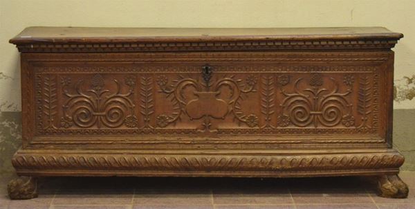 Cassapanca, Emilia, sec. XVIII, in noce  - Asta ANTIQUARIATO, COLLEZIONISMO, GIOIELLI - Poggio Bracciolini Casa d'Aste