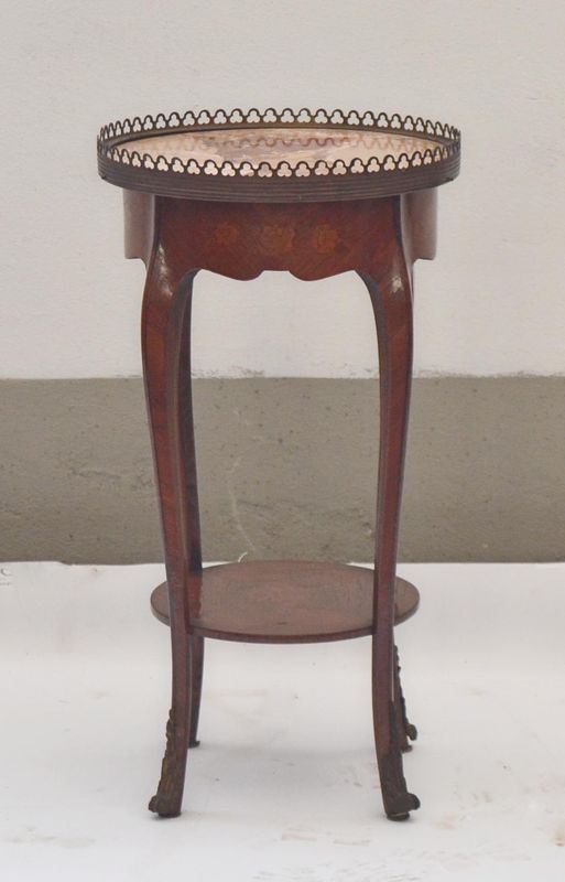 Tavolino, Francia, sec. XX, circolare in noce,&nbsp;&nbsp;&nbsp;&nbsp;&nbsp;&nbsp;&nbsp;&nbsp;&nbsp;&nbsp;&nbsp;&nbsp;&nbsp;&nbsp;&nbsp;&nbsp;&nbsp;&nbsp;&nbsp;&nbsp;&nbsp;&nbsp;&nbsp;&nbsp;&nbsp;&nbsp;&nbsp;&nbsp;  - Asta ANTIQUARIATO, COLLEZIONISMO, GIOIELLI - Poggio Bracciolini Casa d'Aste