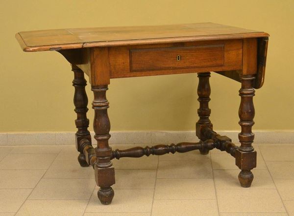 Tavolino a bendelle, sec. XIX, in noce e castagno,  - Asta ANTIQUARIATO, COLLEZIONISMO, GIOIELLI - Poggio Bracciolini Casa d'Aste