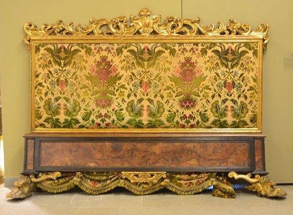 Letto matrimoniale, in stile '700, in legno  - Asta ANTIQUARIATO, COLLEZIONISMO, GIOIELLI - Poggio Bracciolini Casa d'Aste