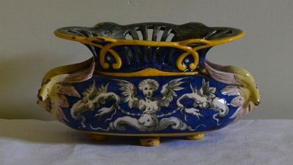 Centrotavola, sec. XIX, in ceramica Ginori,&nbsp;&nbsp;&nbsp;&nbsp;&nbsp;&nbsp;&nbsp;&nbsp;&nbsp;&nbsp;&nbsp;&nbsp;&nbsp;&nbsp;&nbsp;&nbsp;&nbsp;&nbsp;&nbsp;&nbsp;&nbsp;&nbsp;&nbsp;&nbsp;&nbsp;&nbsp;&nbsp;&nbsp;&nbsp;&nbsp;&nbsp;