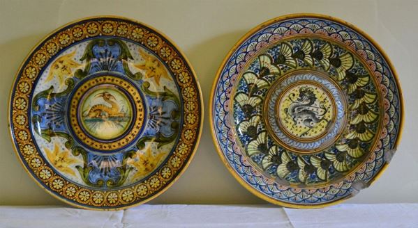 Due piatti, inizi sec. XX, in maiolica&nbsp;&nbsp;&nbsp;&nbsp;&nbsp;&nbsp;&nbsp;&nbsp;&nbsp;&nbsp;&nbsp;&nbsp;&nbsp;&nbsp;&nbsp;&nbsp;&nbsp;&nbsp;&nbsp;&nbsp;&nbsp;&nbsp;&nbsp;&nbsp;&nbsp;&nbsp;&nbsp;&nbsp;&nbsp;&nbsp;&nbsp;&nbsp;&nbsp;&nbsp;&nbsp;&nbsp;