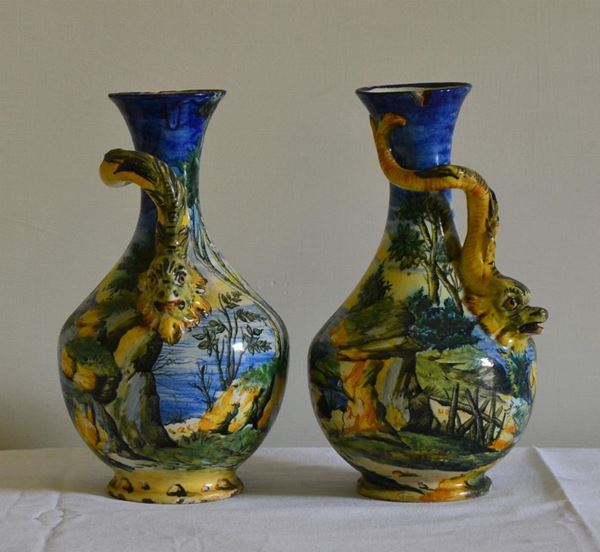 Coppia di vasetti, inizi sec. XX, in maiolica&nbsp;&nbsp;&nbsp;&nbsp;&nbsp;&nbsp;&nbsp;&nbsp;&nbsp;&nbsp;&nbsp;&nbsp;&nbsp;&nbsp;&nbsp;&nbsp;&nbsp;&nbsp;&nbsp;&nbsp;&nbsp;&nbsp;&nbsp;&nbsp;&nbsp;&nbsp;&nbsp;&nbsp;&nbsp;