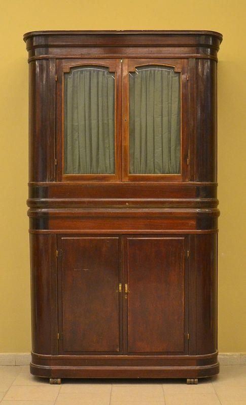 Vetrina, inizi sec. XX, in mogano, quattro sportelli  - Asta ANTIQUARIATO, COLLEZIONISMO, GIOIELLI - Poggio Bracciolini Casa d'Aste