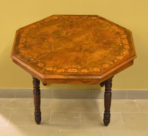 Tavolo da centro, inizi sec. XX, in noce,piano ottagonale,