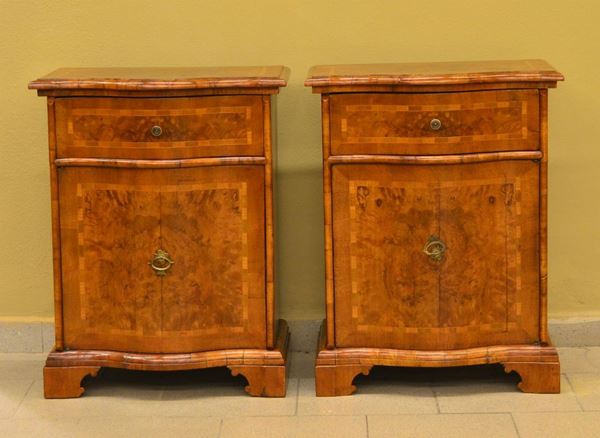 Coppia di comodini, in stile '600, in radica,