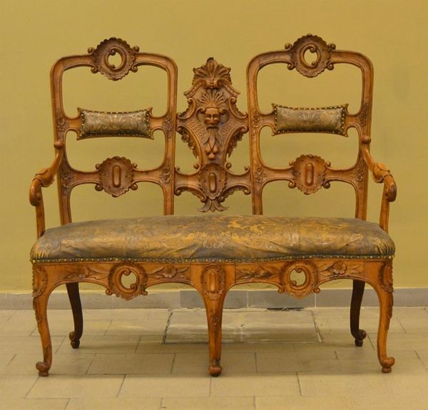 Divano, seconda metà sec. XIX, in noce intagliato  - Asta ANTIQUARIATO, COLLEZIONISMO, GIOIELLI - Poggio Bracciolini Casa d'Aste
