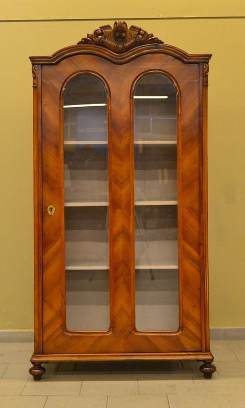 Vetrina, fine sec. XIX, in noce  - Asta ANTIQUARIATO, COLLEZIONISMO, GIOIELLI - Poggio Bracciolini Casa d'Aste