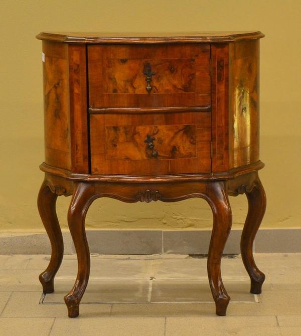 Comodino, in stile Luigi XV, in radica di noce  - Asta ANTIQUARIATO, COLLEZIONISMO, GIOIELLI - Poggio Bracciolini Casa d'Aste