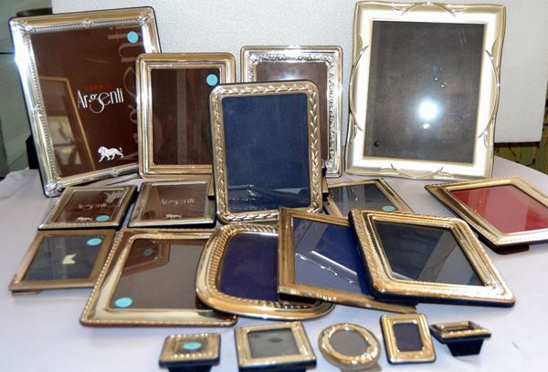 LOTTO DI VENTIDUE CORNICI PORTAFOTO                                         - Asta ASTA A TEMPO - MOBILI, DIPINTI, OGGETTI D'ARTE - Poggio Bracciolini Casa d'Aste