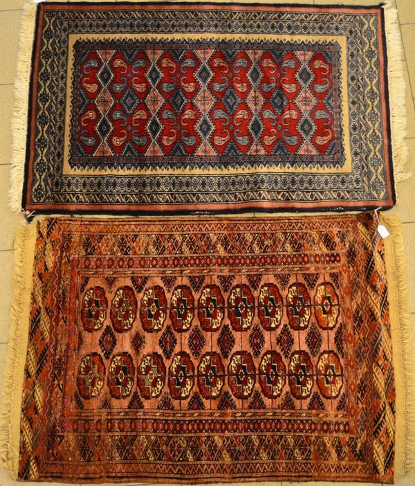 Due scendiletto, sec. XX, fondi multicolori                                 - Asta ASTA A TEMPO - MOBILI, DIPINTI, OGGETTI D'ARTE - Poggio Bracciolini Casa d'Aste