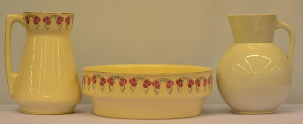 Due brocche e una bacinella, sec. XX, in ceramica decorata                