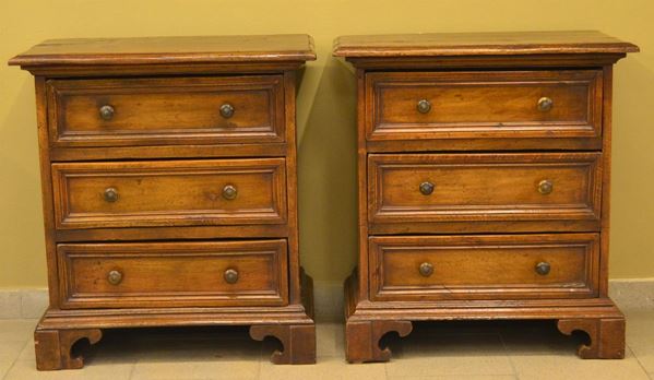 Coppia di comodini, in stile '600, in noce,                                 - Asta ASTA A TEMPO - MOBILI, DIPINTI, OGGETTI D'ARTE - Poggio Bracciolini Casa d'Aste