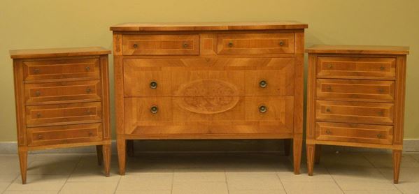 Cassettone e coppia di comodini, in stile '700, in noce                   