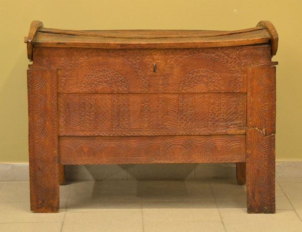 Madia, sec. XIX, in legno intagliato,                                     