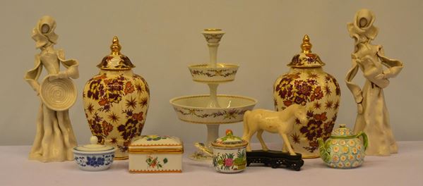 Lotto composto da dieci soprammobili, in ceramica e maiolica,             