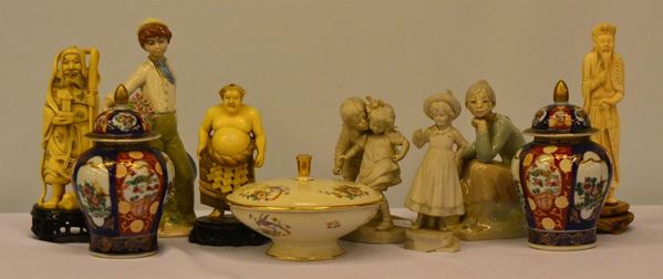 Lotto composto da dieci soprammobili, in ceramica e materiale plastico,   