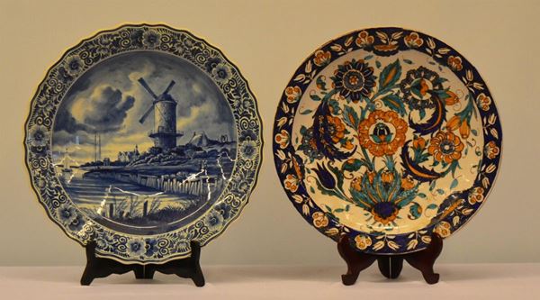Due piatti da parete, sec. XIX, in maiolica                               