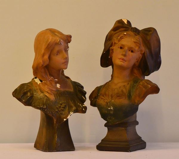 Due sculture, sec. XX, in gesso, raffiguranti                             