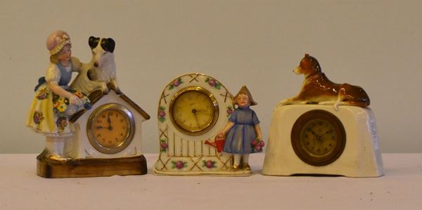 Tre orologi da tavolo, sec. XX, in ceramica,                              