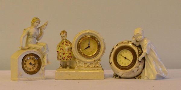 Tre orologi da tavolo, sec. XX, in ceramica,                              