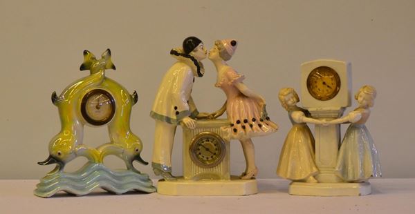 Tre orologi da tavolo, sec. XX, in ceramica,                                - Asta ASTA A TEMPO - MOBILI, DIPINTI, OGGETTI D'ARTE - Poggio Bracciolini Casa d'Aste
