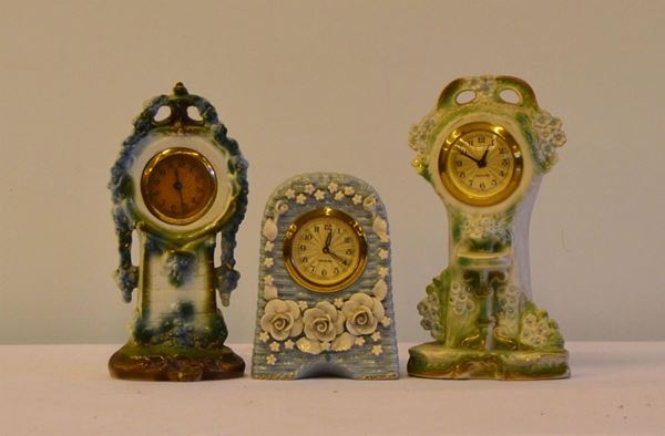Tre orologi da tavolo, sec. XX, in ceramica,                              