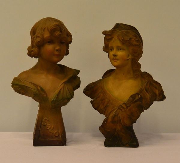 Due sculture, sec. XX, in gesso, raffiguranti                             