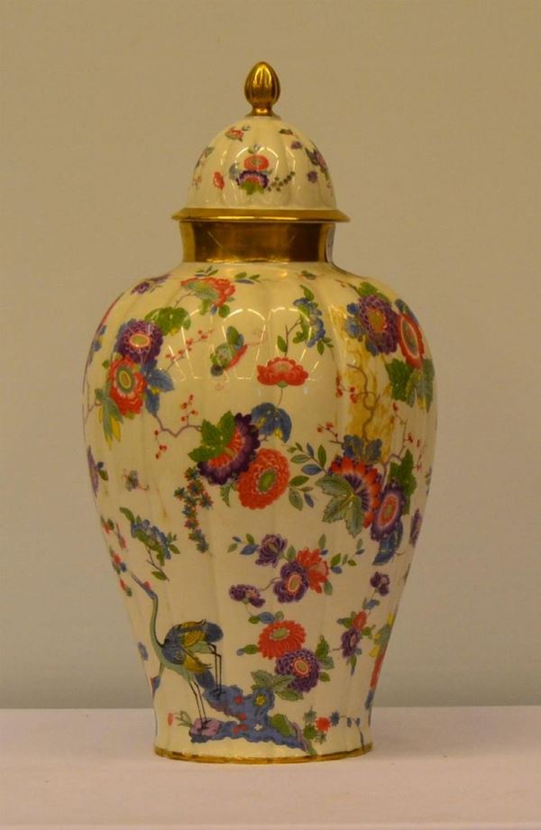 Vaso, arte orientale, sec. XX, in porcellana                              