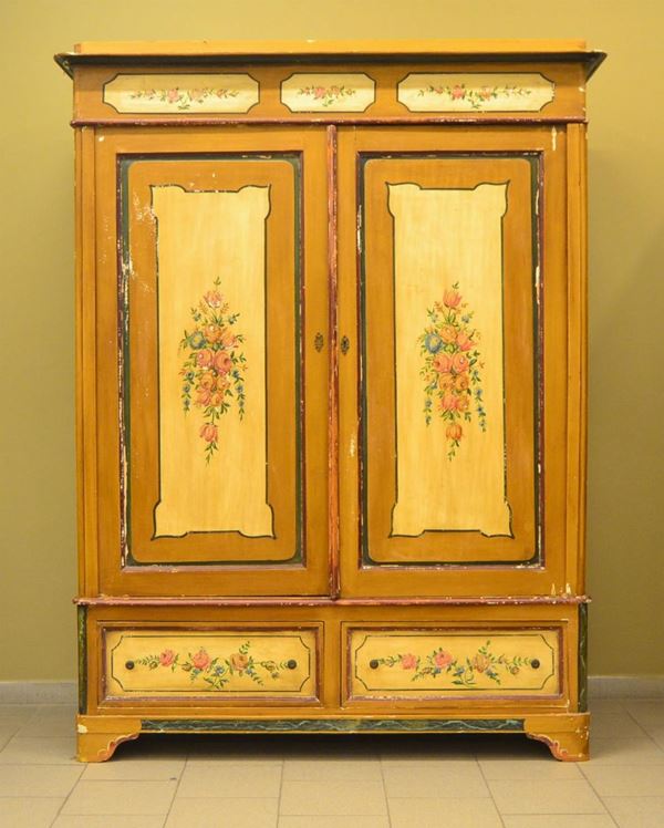 Armadio, in stile '700, in legno laccato e pitturato a motivi floreali,   
